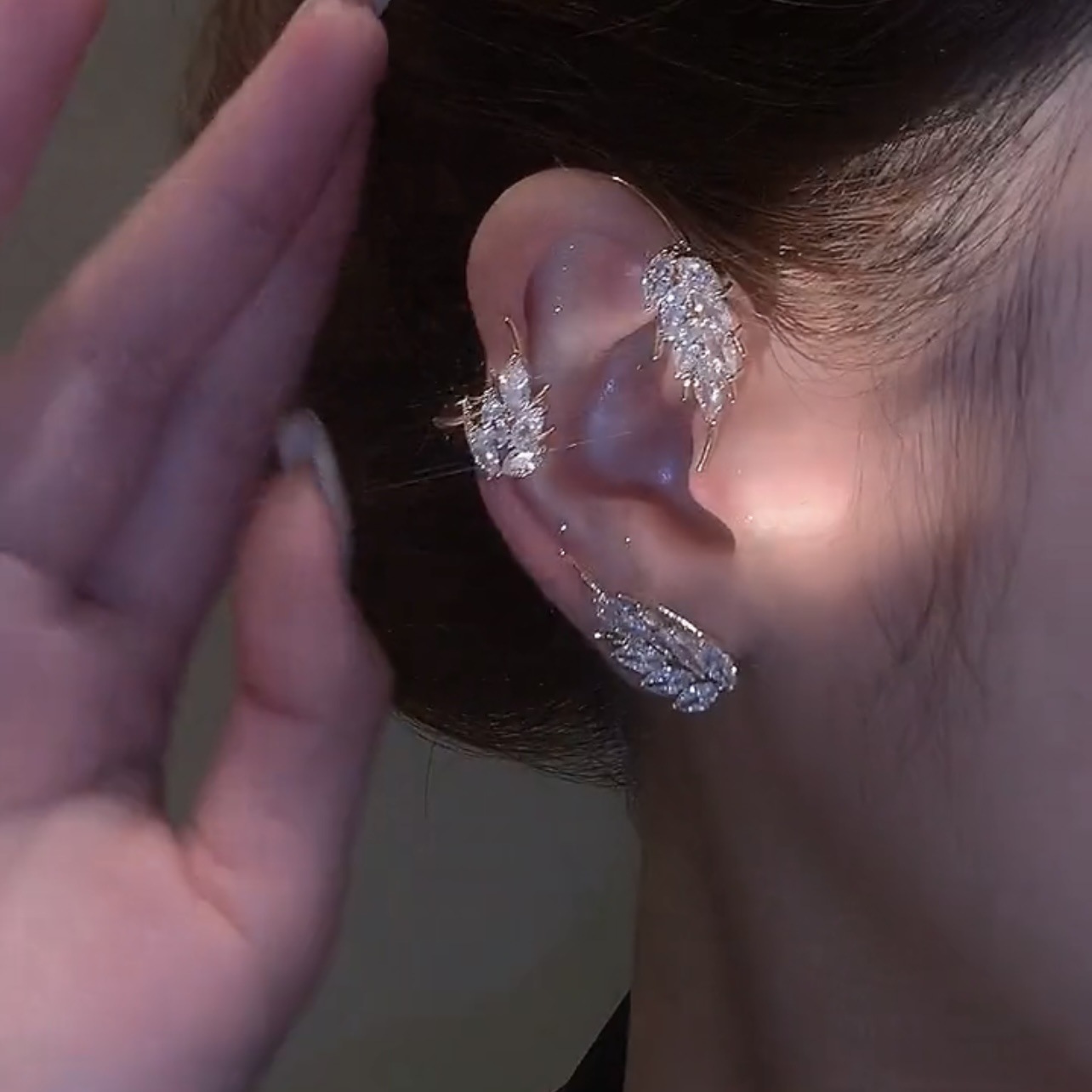 Fashion Elegant Shining Diamond Feather Zircon Inlaid One-piece Ear Clip display picture 3