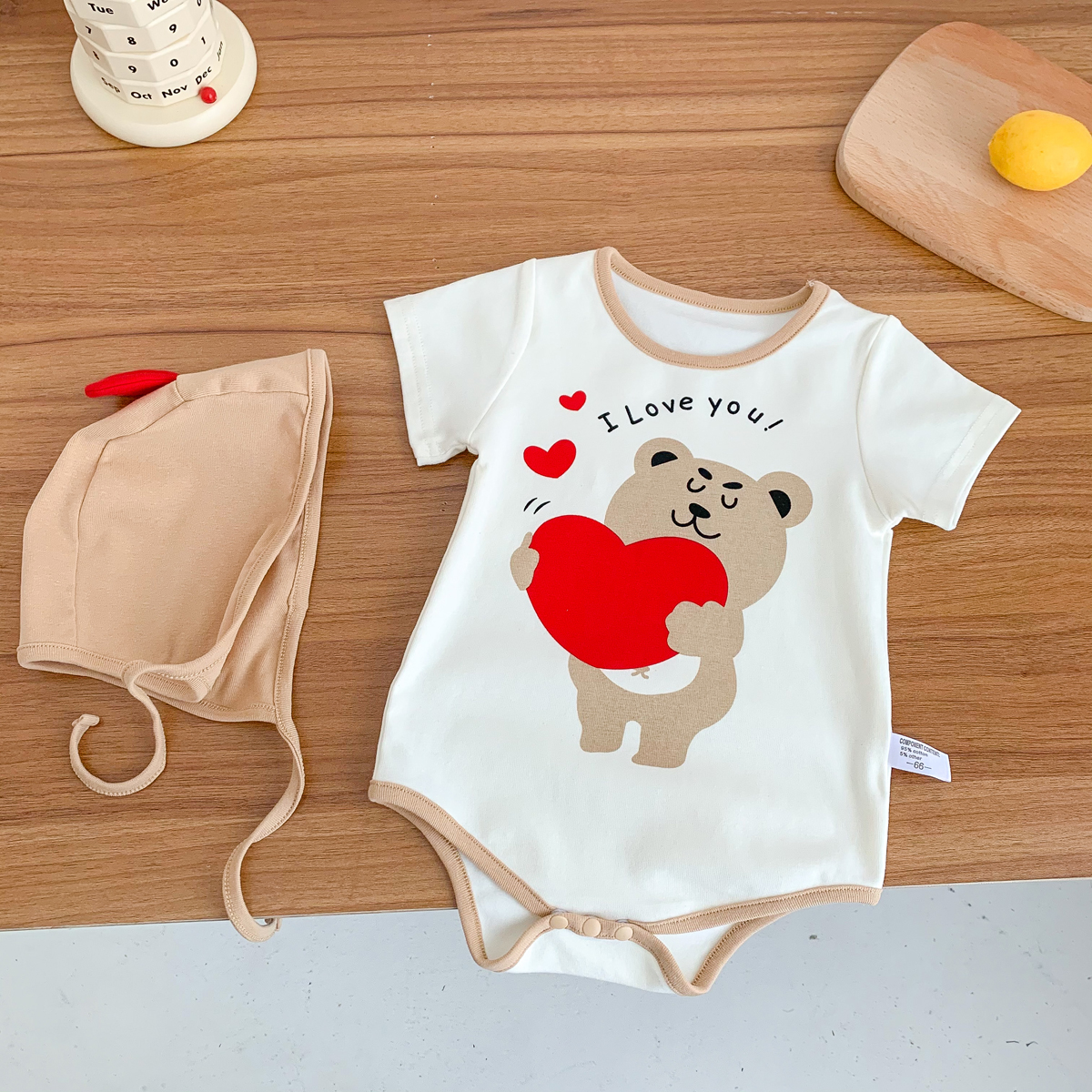 Cute Heart Bear Printed Short Sleeves Romper & Hat Two Piece Sets display picture 1