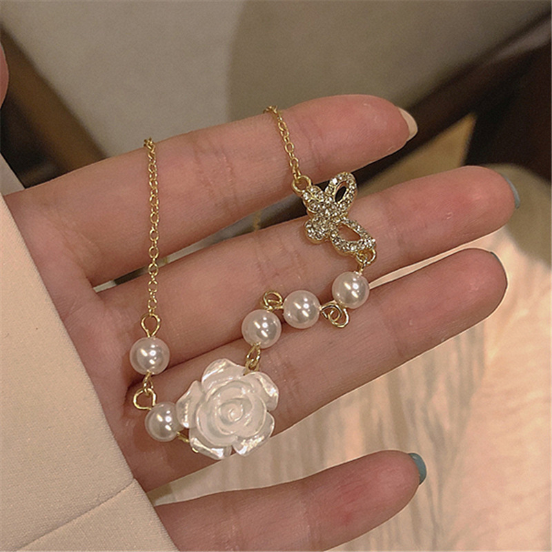 Retro Style Rose Pendant Butterfly Pearl Short Necklace display picture 7