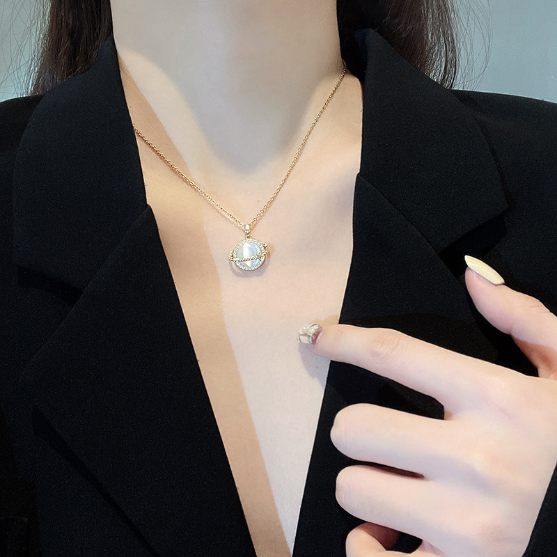 Mode Einfache Opal Planet Anhänger Schlüsselbein Kette Titan Stahl Halskette display picture 2
