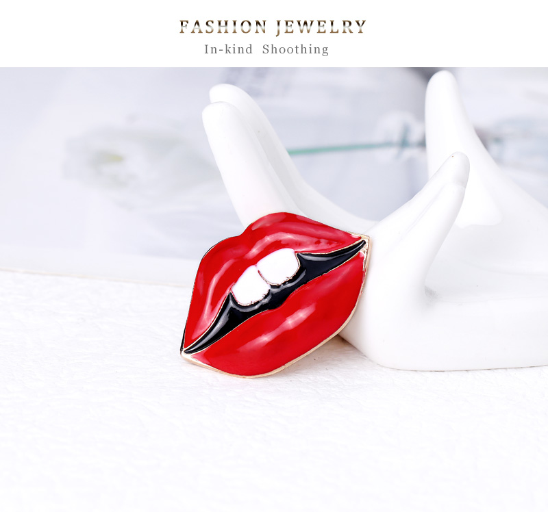 Fashion Elegant Sexy Red Lip Clothing Brooch Women's Suit Dress Pin display picture 2