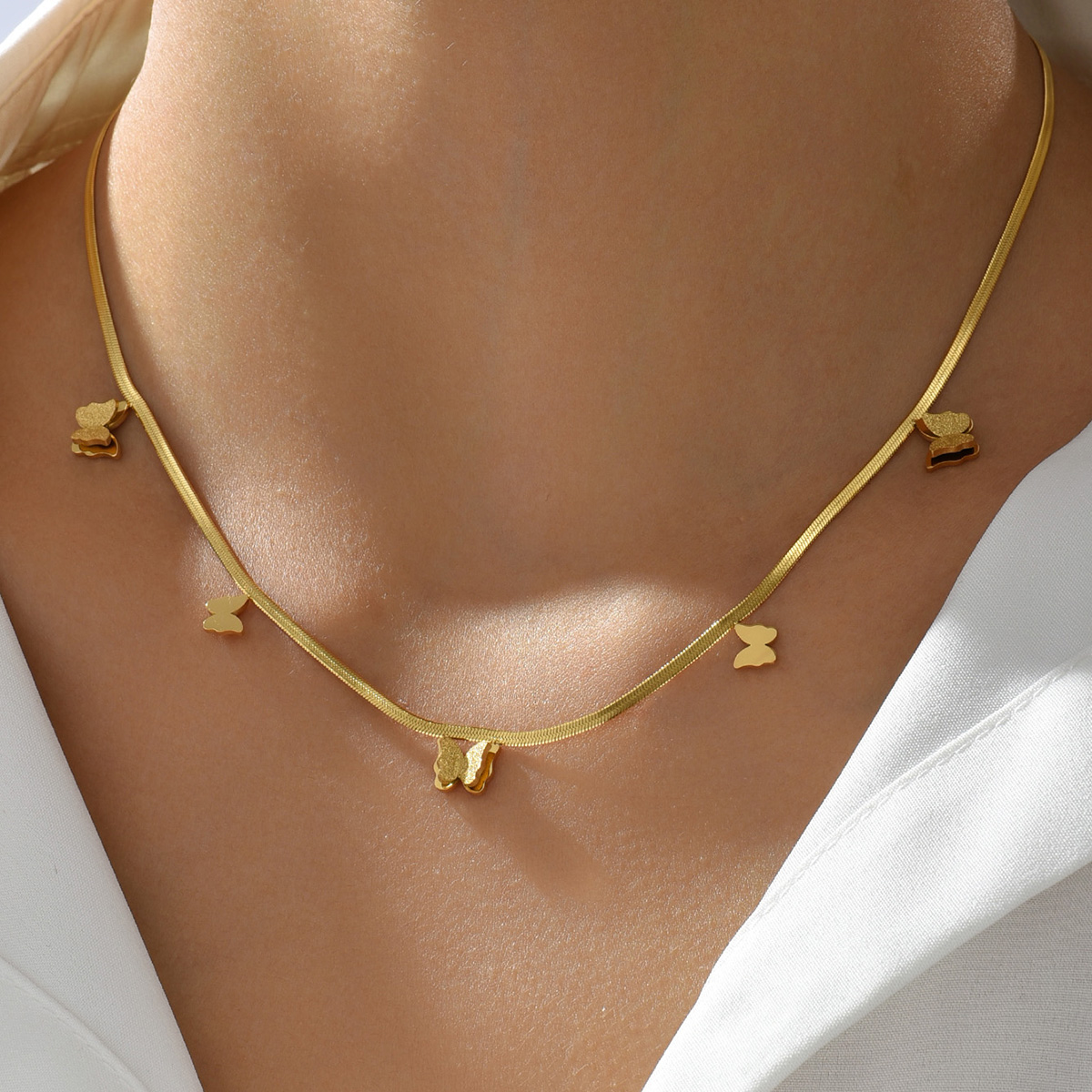 Neue Mode Einfache Schmetterling Edelstahl Galvani 18k Gold Halskette display picture 3
