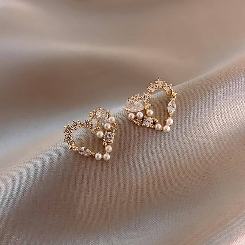Fashion Heart Shaped Pearl Diamond-embedded Simple Ear Studs  Women display picture 1