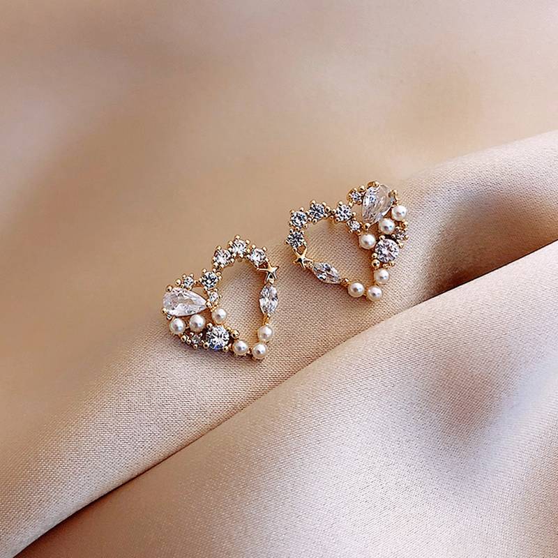 Fashion Heart Shaped Pearl Diamond-embedded Simple Ear Studs  Women display picture 4