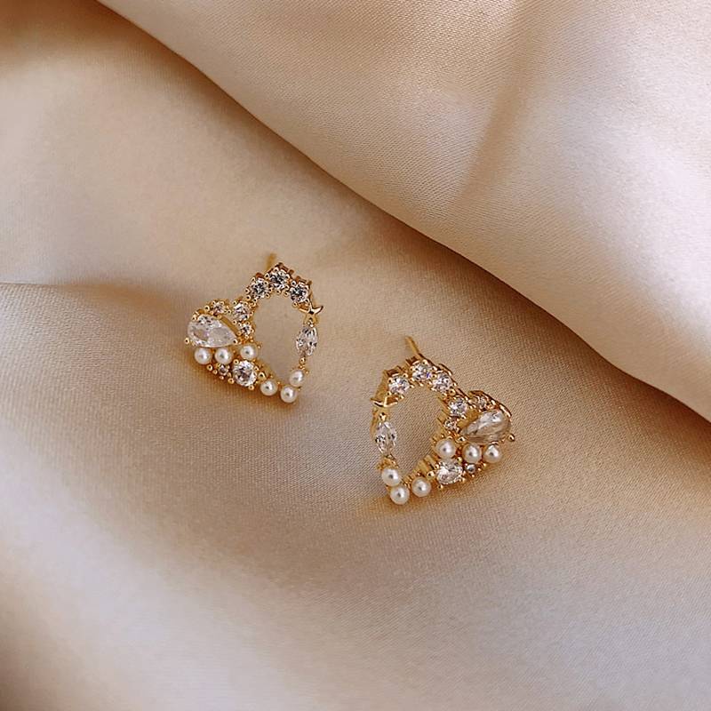 Fashion Heart Shaped Pearl Diamond-embedded Simple Ear Studs  Women display picture 5