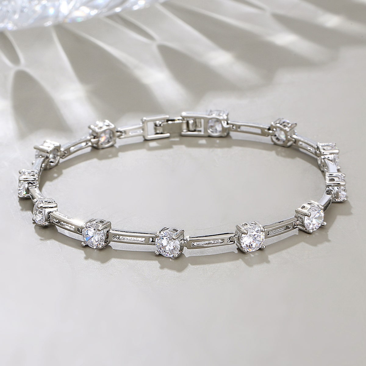 Fashion Shining Simple Copper Electroplated 18k White Gold Inlaid Zircon Bracelet display picture 1