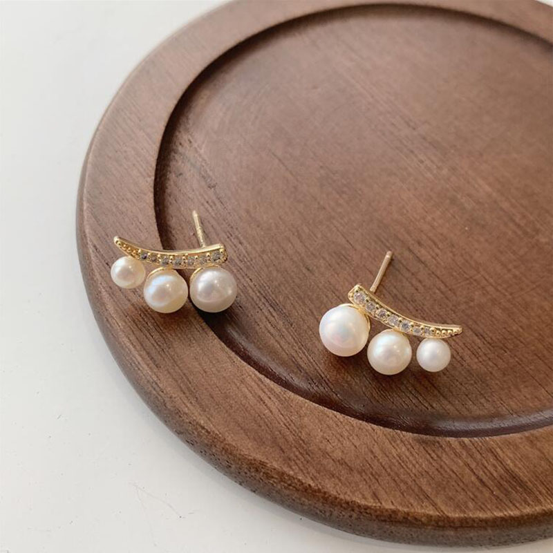 Mode Einfache Perlen Stud Frauen Kleine Geometrische Legierung Ohrringe display picture 2