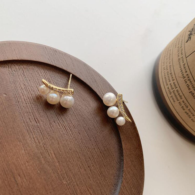 Mode Einfache Perlen Stud Frauen Kleine Geometrische Legierung Ohrringe display picture 3