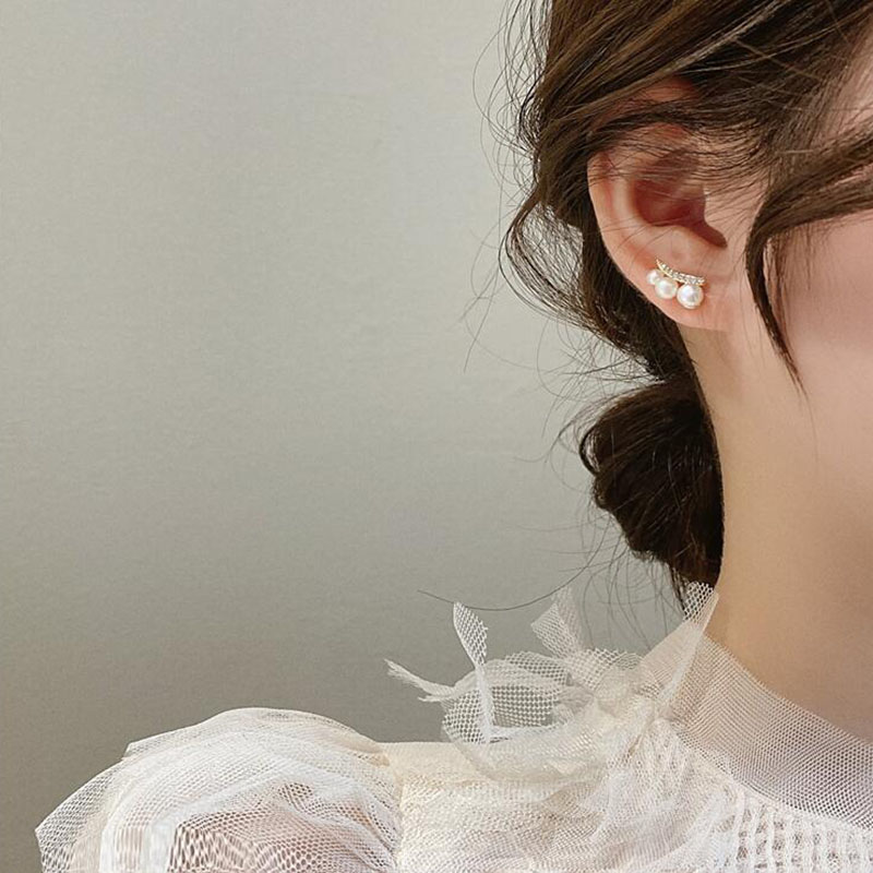 Mode Einfache Perlen Stud Frauen Kleine Geometrische Legierung Ohrringe display picture 5
