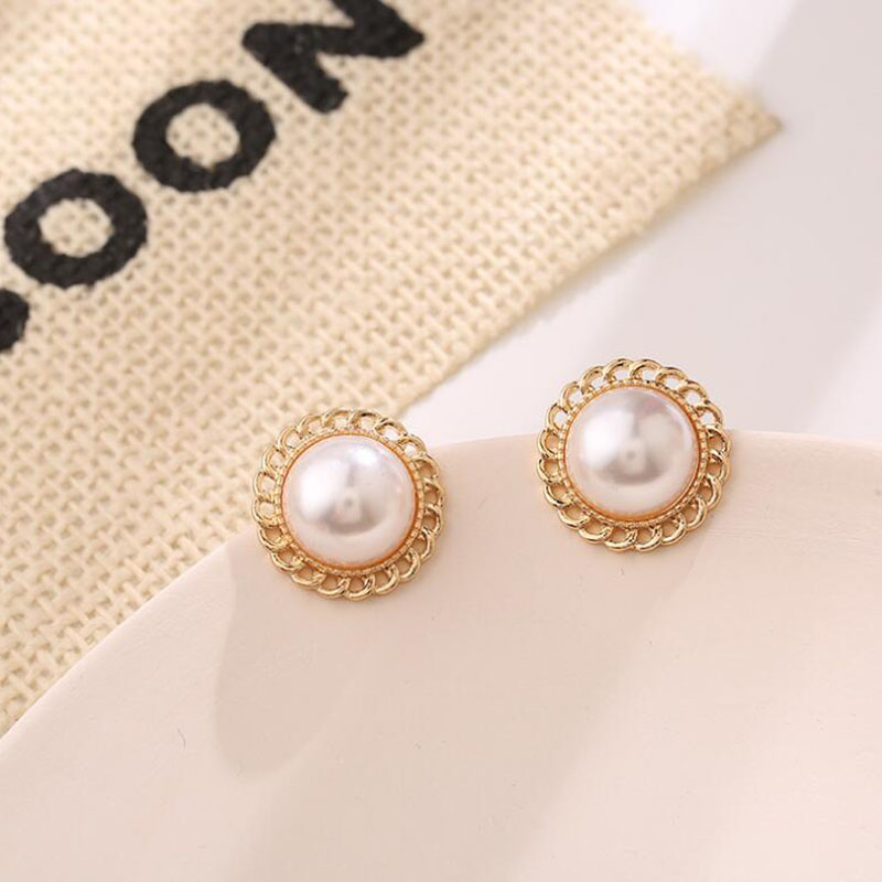Fashion Simple Retro Pearl Metal Lace Baroque Female Alloy Stud Earrings display picture 2