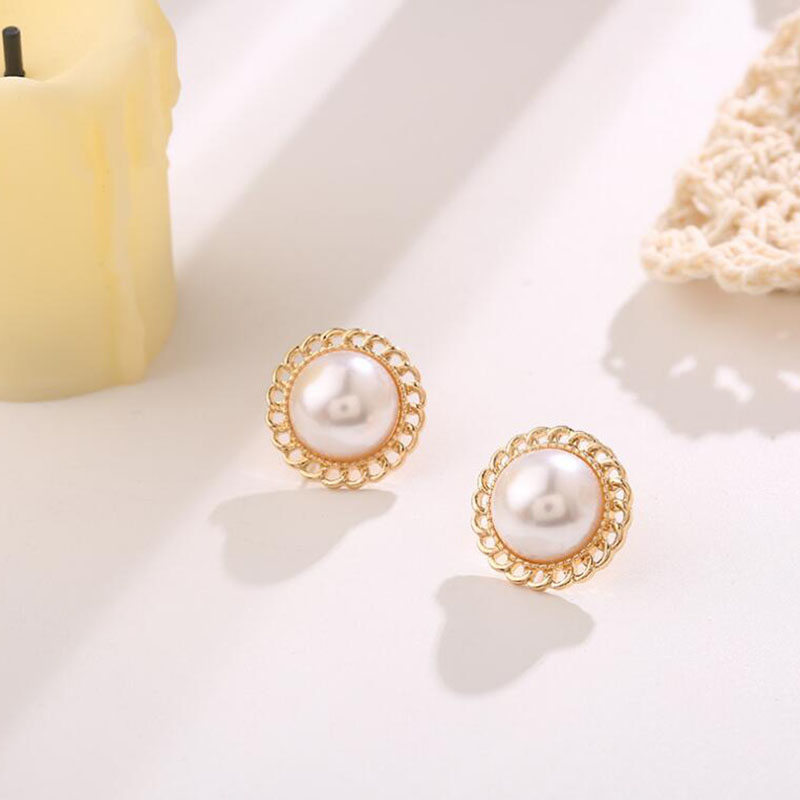 Fashion Simple Retro Pearl Metal Lace Baroque Female Alloy Stud Earrings display picture 3
