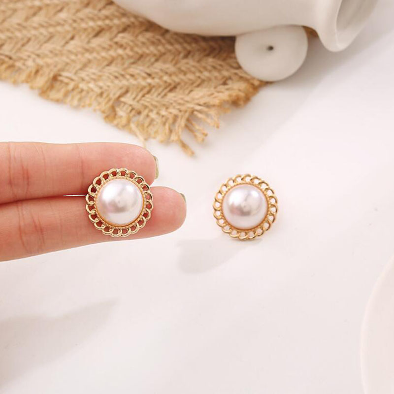 Fashion Simple Retro Pearl Metal Lace Baroque Female Alloy Stud Earrings display picture 4