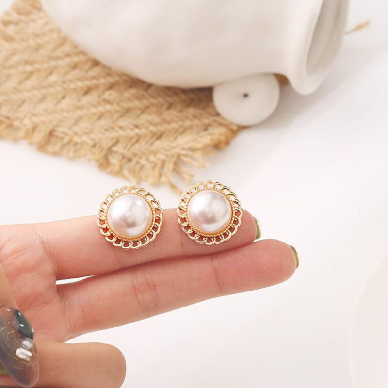 Fashion Simple Retro Pearl Metal Lace Baroque Female Alloy Stud Earrings display picture 5