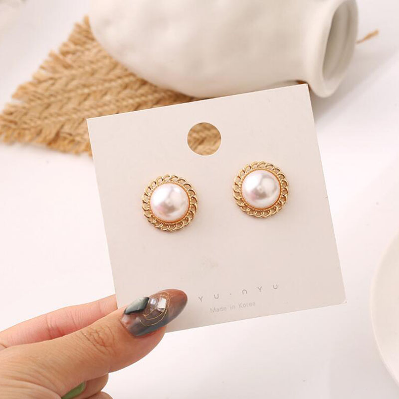 Fashion Simple Retro Pearl Metal Lace Baroque Female Alloy Stud Earrings display picture 6