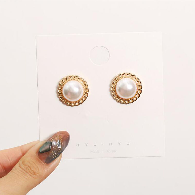 Fashion Simple Retro Pearl Metal Lace Baroque Female Alloy Stud Earrings display picture 7