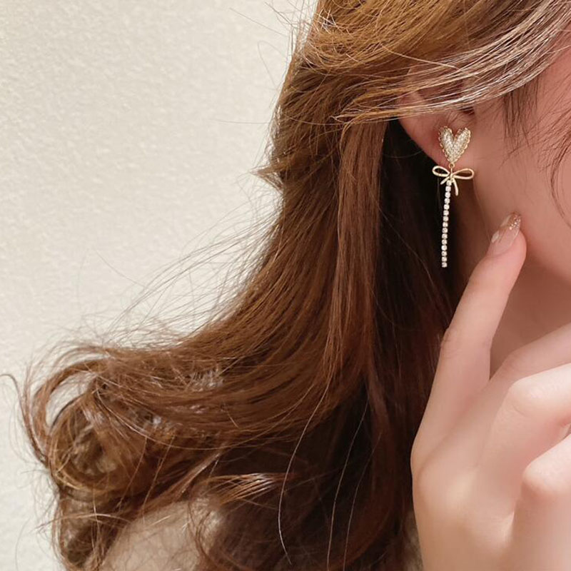 Mode Retro Herz-förmigen Diamant Lange Quaste Frauen Legierung Ohrringe display picture 5