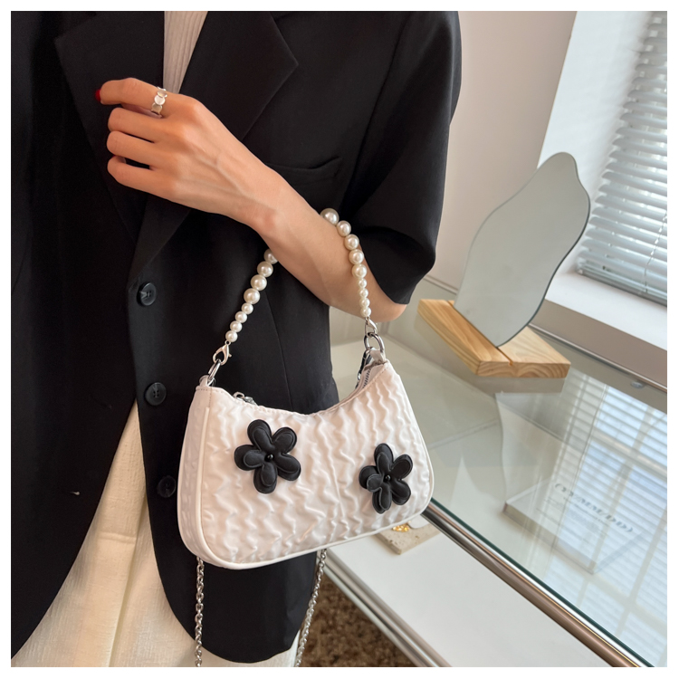 2022 New Summer Pearl Chain Small Shoulder Bag Fashion Pleated Flower Handbag display picture 2
