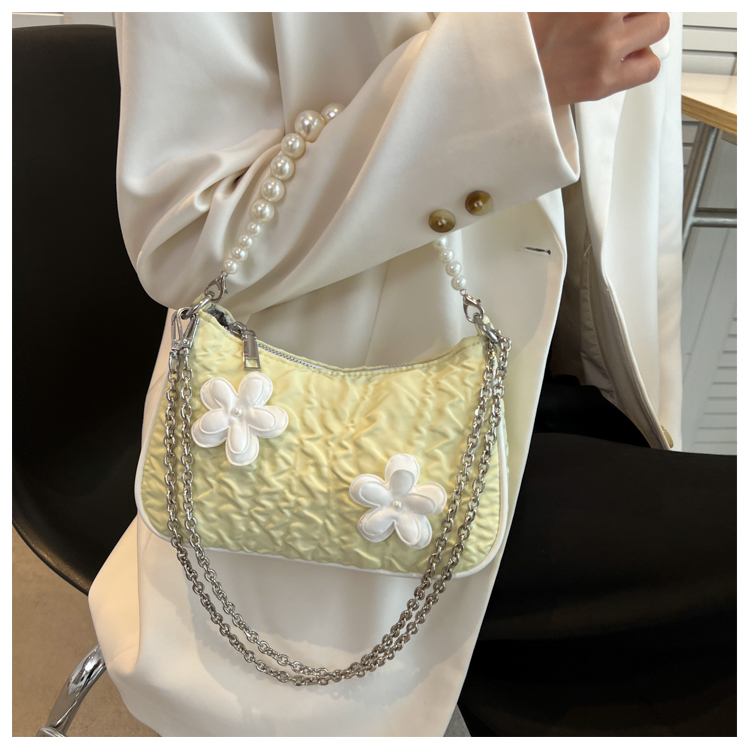 2022 New Summer Pearl Chain Small Shoulder Bag Fashion Pleated Flower Handbag display picture 3