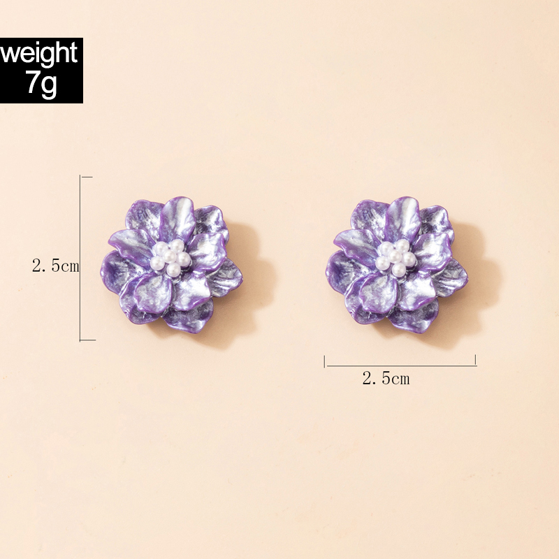 Simple Style Three-dimensional White Flower Pearl Stud Earrings display picture 3