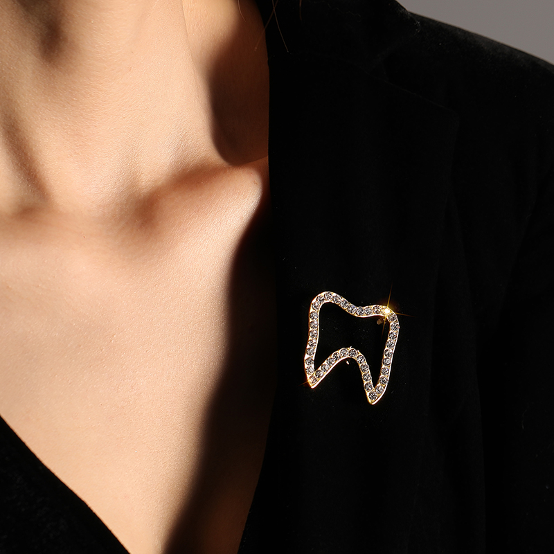 2022 New Fashion Creative Hollow Tooth Shape Rhinestone Inlaid Alloy Brooch display picture 1