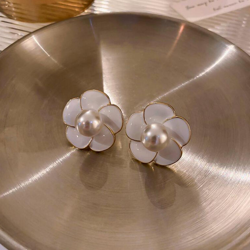 Mode Einfache Neue Perle Blume Dame Legierung Ohr Bolzen Ohrringe display picture 2