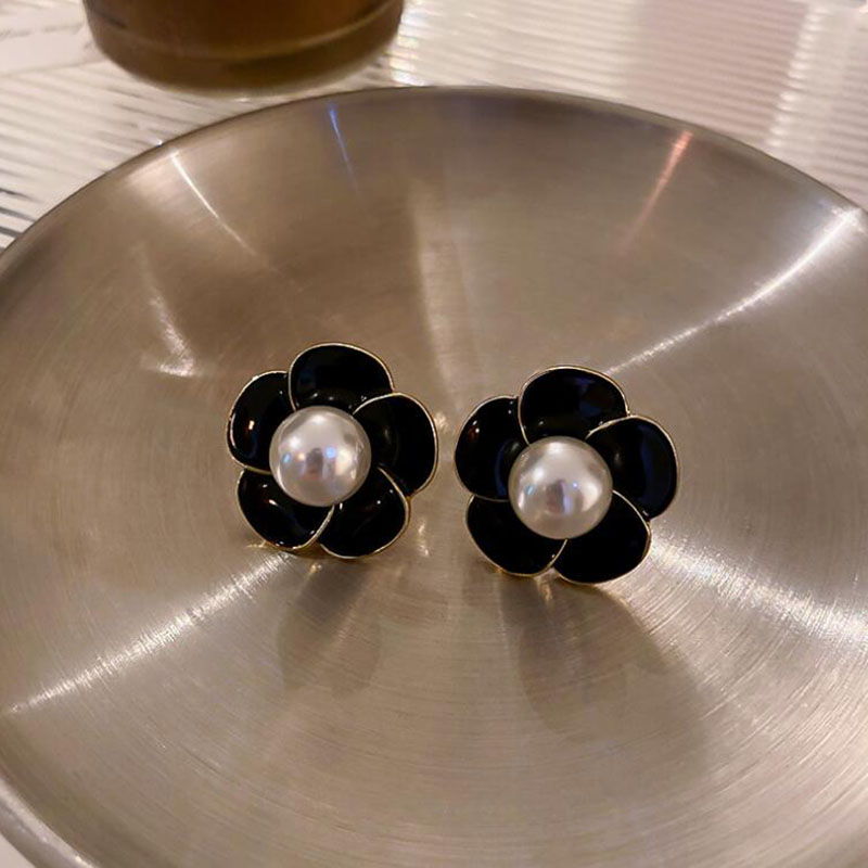 Mode Einfache Neue Perle Blume Dame Legierung Ohr Bolzen Ohrringe display picture 3