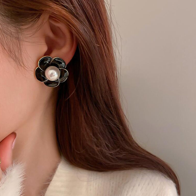 Mode Einfache Neue Perle Blume Dame Legierung Ohr Bolzen Ohrringe display picture 4