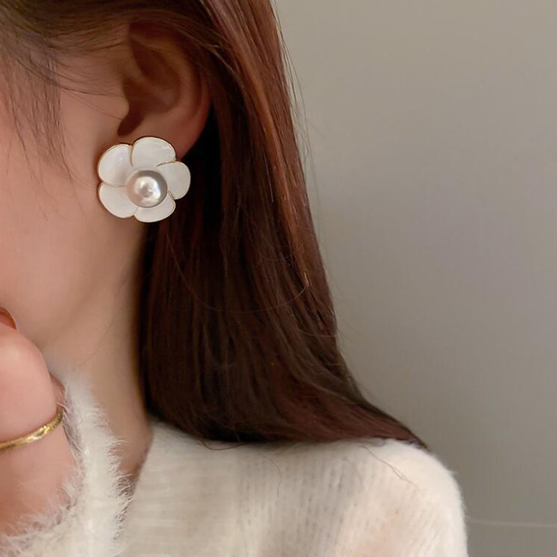 Mode Einfache Neue Perle Blume Dame Legierung Ohr Bolzen Ohrringe display picture 5