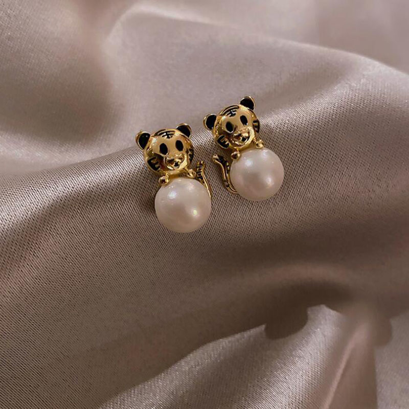 Fashion Pearl Tiger Metal Ear Studs Women Alloy Earrings display picture 1