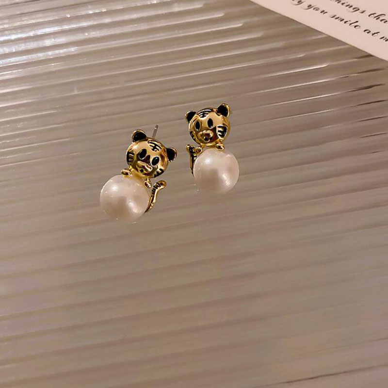 Fashion Pearl Tiger Metal Ear Studs Women Alloy Earrings display picture 3