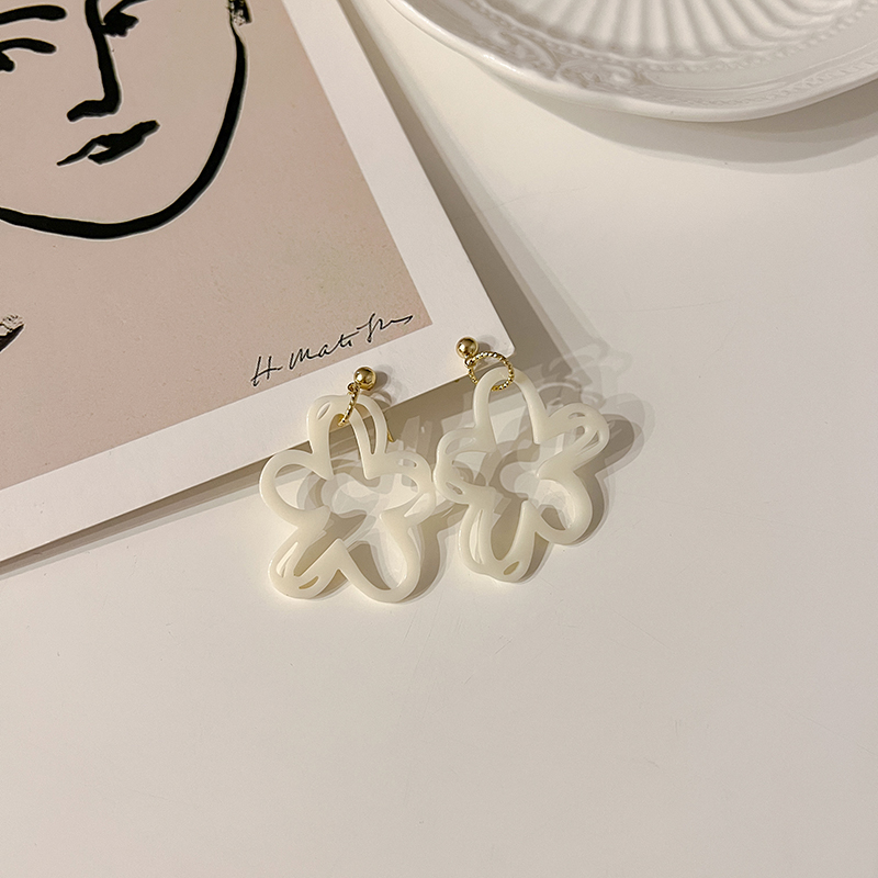 2022 Nouvelle Mode Mignon Évider Blanc Fleur Goujon Femelle Boucle D'oreille display picture 5