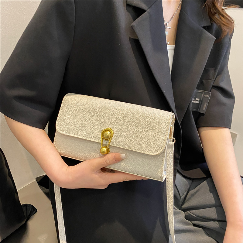Fashion Small Solid Color Square Metal Lock Chain Shoulder Messenger Bag 22*12.5*6. 5cm display picture 2