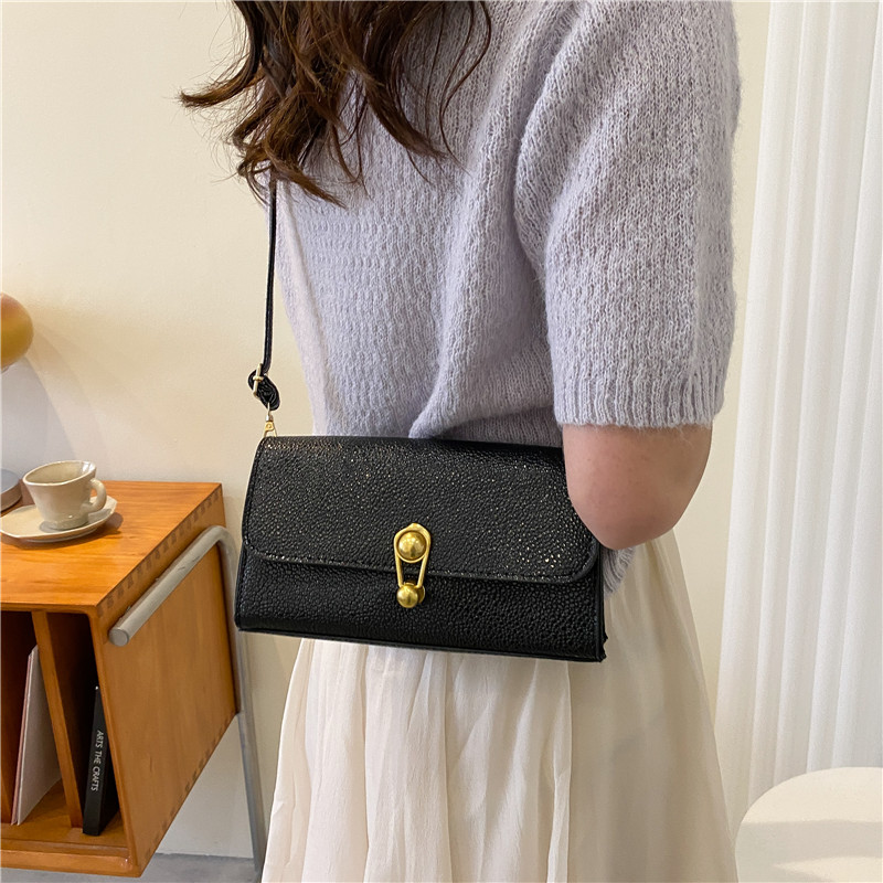 Fashion Small Solid Color Square Metal Lock Chain Shoulder Messenger Bag 22*12.5*6. 5cm display picture 3