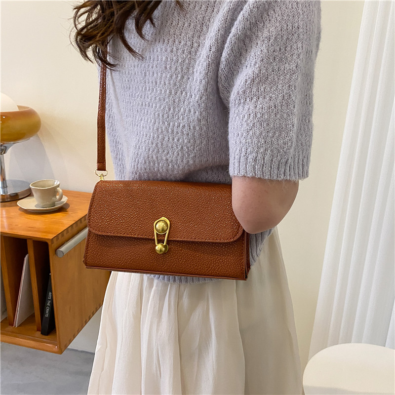 Fashion Small Solid Color Square Metal Lock Chain Shoulder Messenger Bag 22*12.5*6. 5cm display picture 8