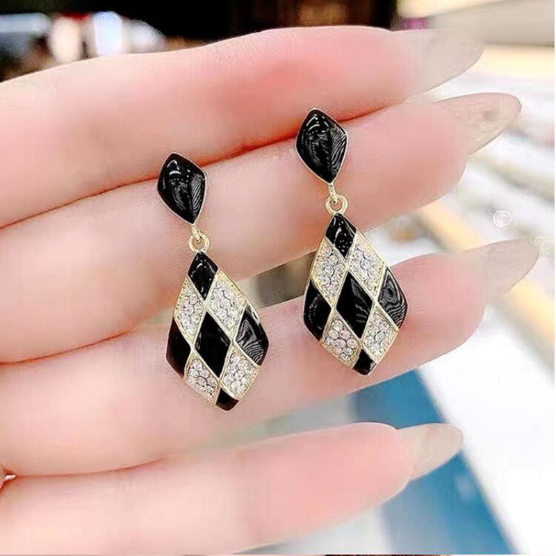 Mode Nouveau Géométrique Huile Dégoulinant Échiquier À Carreaux Noir Et Blanc Plaid Alliage Boucles D'oreilles display picture 1