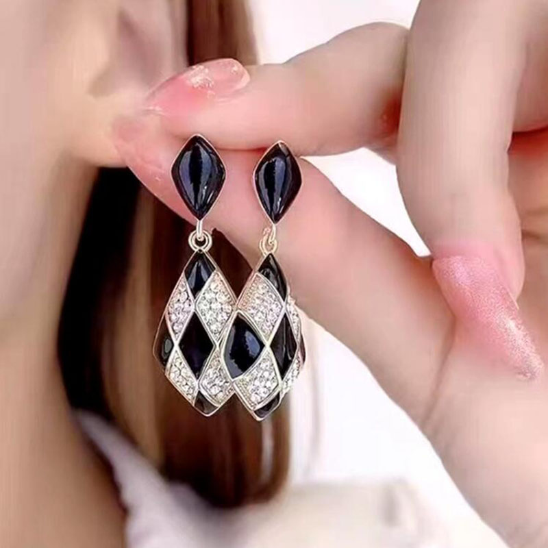 Fashion New Geometric Oil Dripping Chessboard Plaid Black And White Plaid Alloy Earrings display picture 2