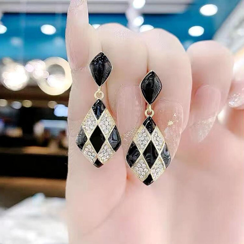 Fashion New Geometric Oil Dripping Chessboard Plaid Black And White Plaid Alloy Earrings display picture 5