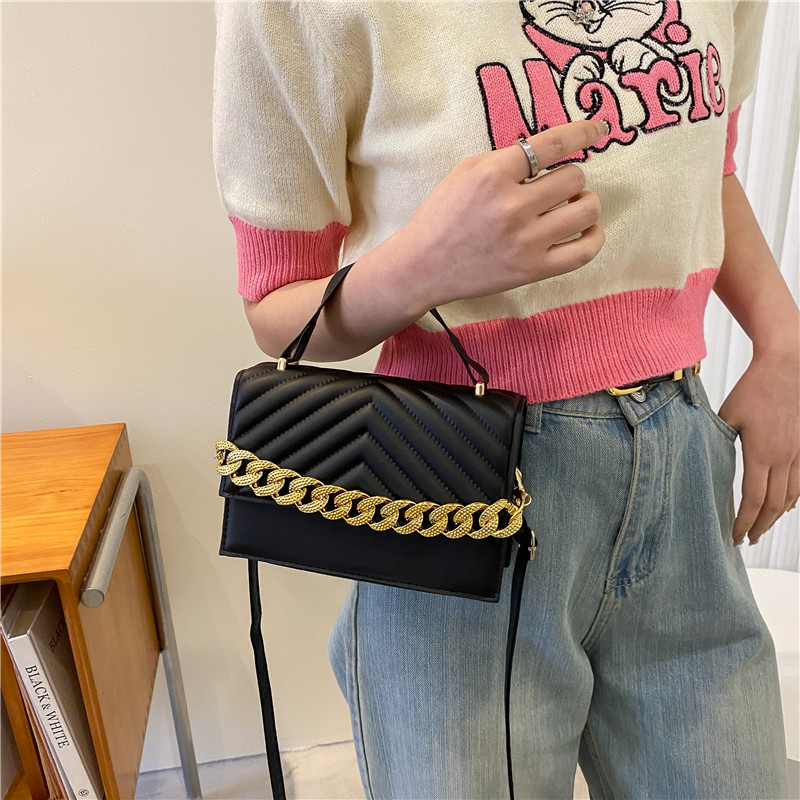 Fashion Simple Solid Color Diamond Small Chain Crossbody Shoulder Bag 19*13*6.5cm display picture 3