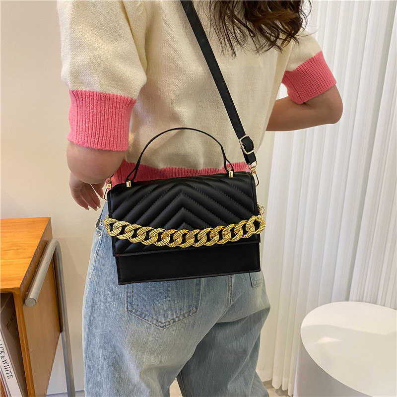 Fashion Simple Solid Color Diamond Small Chain Crossbody Shoulder Bag 19*13*6.5cm display picture 4