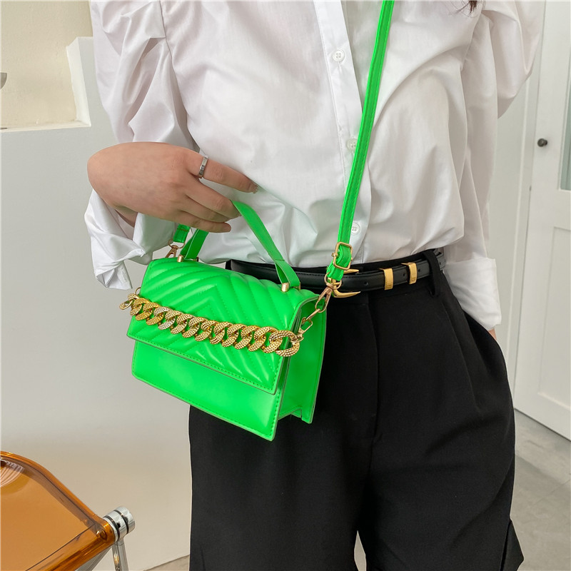 Fashion Simple Solid Color Diamond Small Chain Crossbody Shoulder Bag 19*13*6.5cm display picture 7