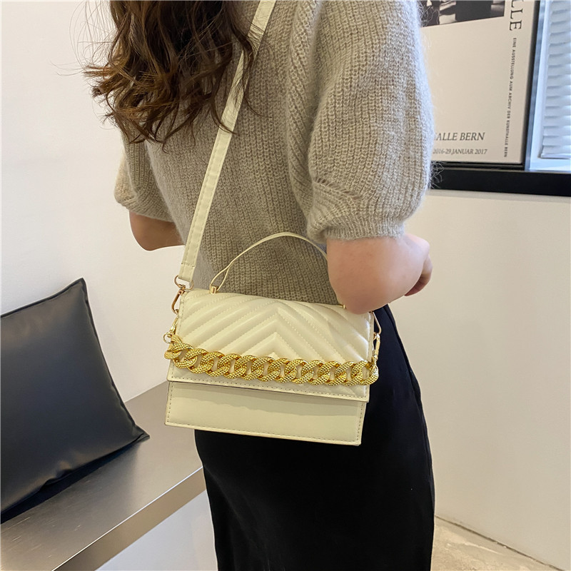 Fashion Simple Solid Color Diamond Small Chain Crossbody Shoulder Bag 19*13*6.5cm display picture 9