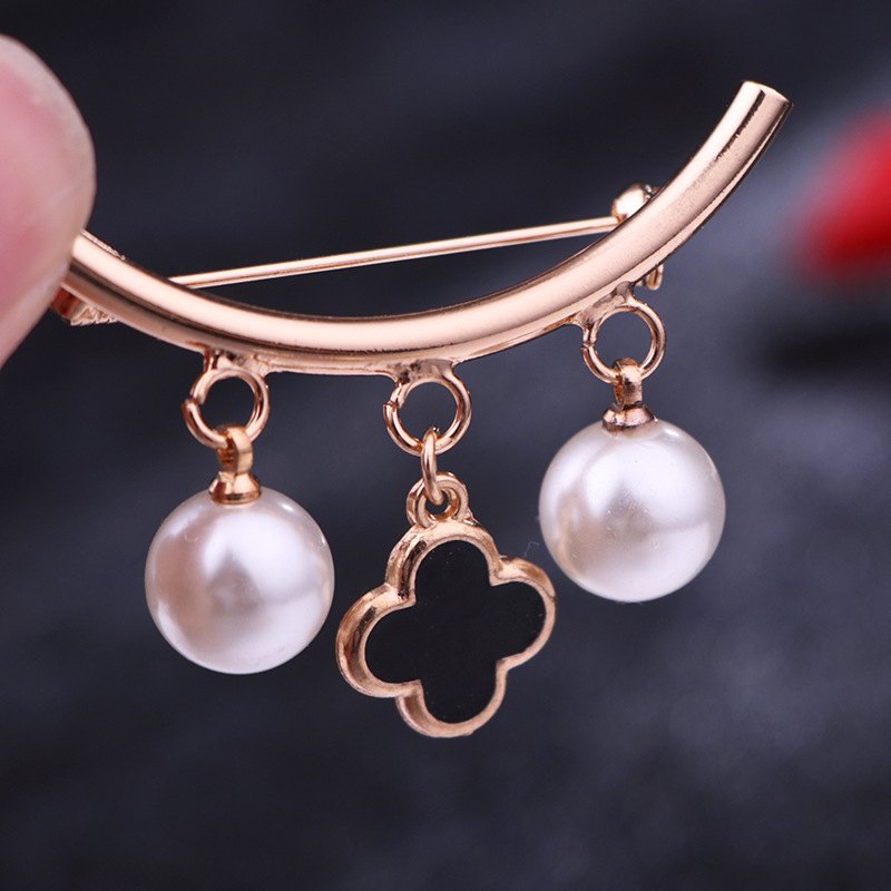 Fashion Curved Pearl Pendant Smiley Face Star Four Clover Alloy Brooch display picture 3