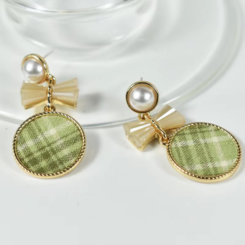 Checked Cloth Round Pearl Silver Bow Ear Studs display picture 2