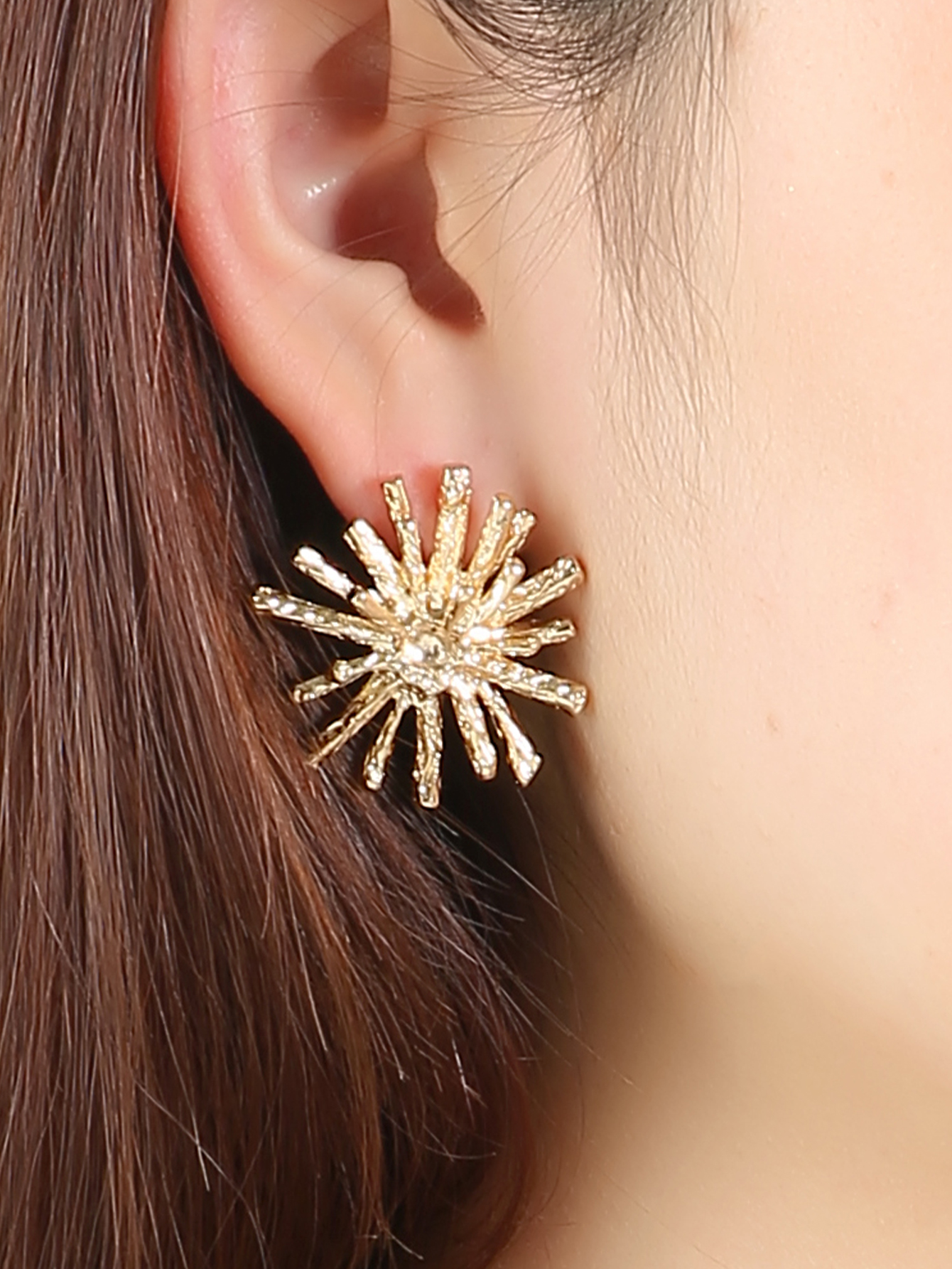Retro Exaggerated Three-dimensional Sunflower Fashionable Sterling Silver Needle Ear Studs display picture 2
