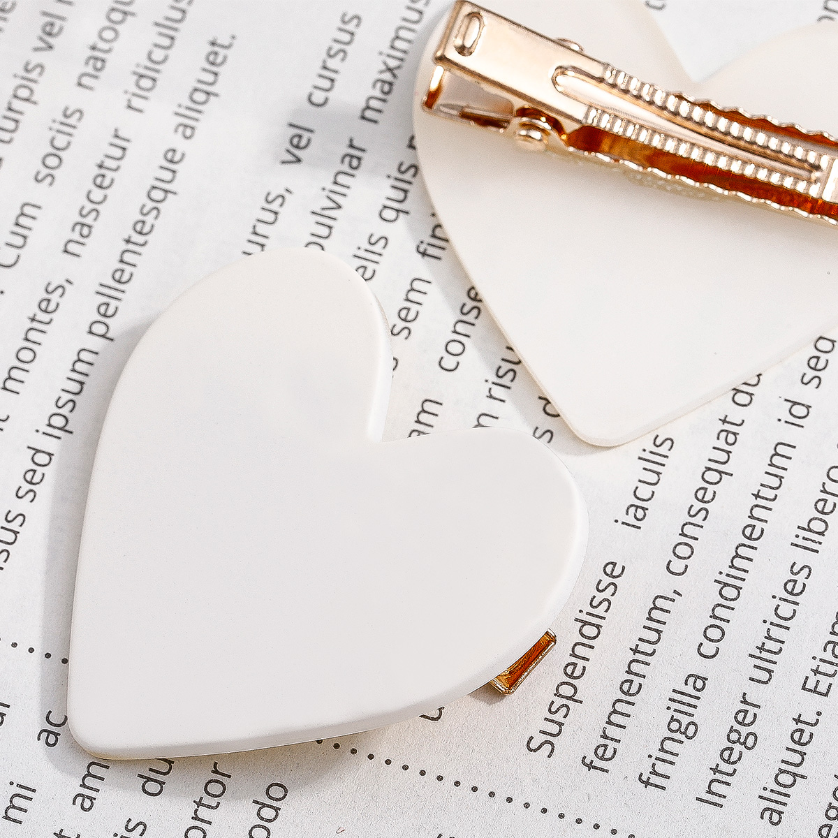 Fashion Simple Solid Color White Summer Heart-shaped Hairpin display picture 2