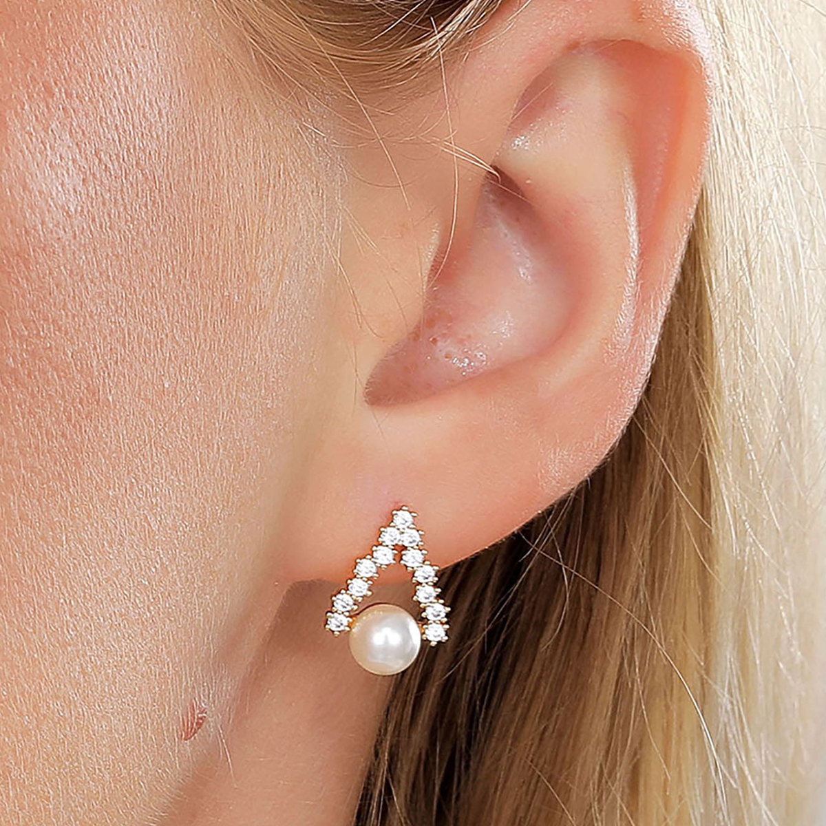 Fashion Copper Electroplated 18k Gold Retro Exquisite Pearl Zircon Inlaid Stud Earrings display picture 1
