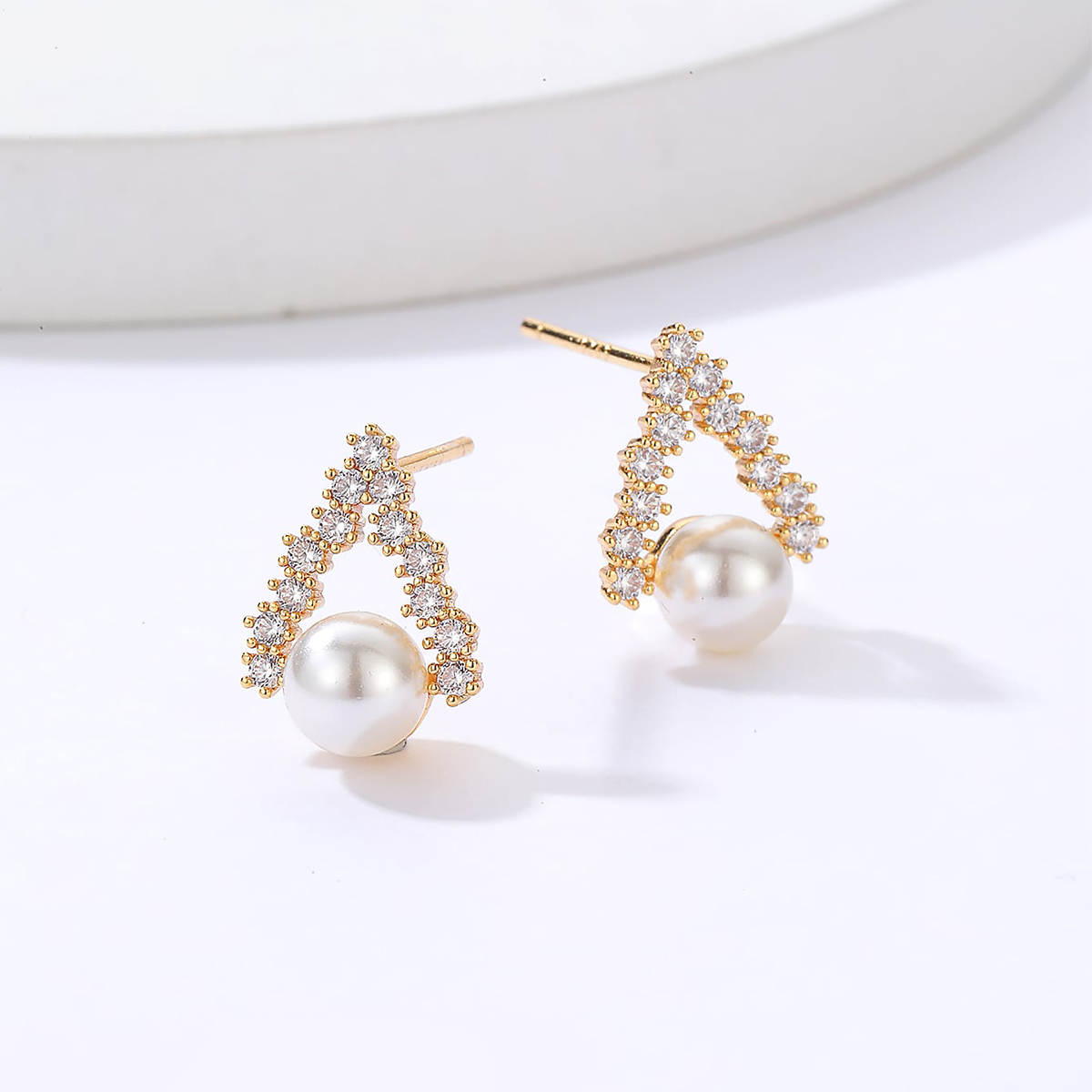 Fashion Copper Electroplated 18k Gold Retro Exquisite Pearl Zircon Inlaid Stud Earrings display picture 2