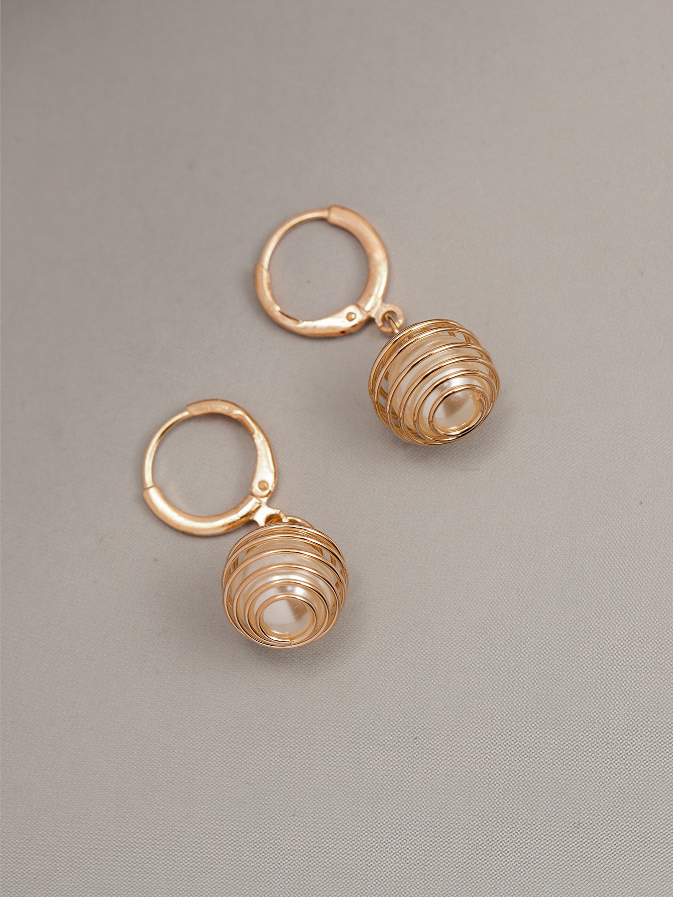 Korean Fashion Simple Round Hollow Earrings Stainless Steel Pearl Earrings Peach Pit-shaped Earclip Earrings display picture 2