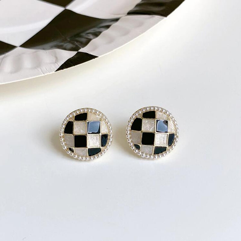 Fashion Black And White Chessboard Plaid Round Pearl Ear Stud Female Alloy Earrings display picture 1