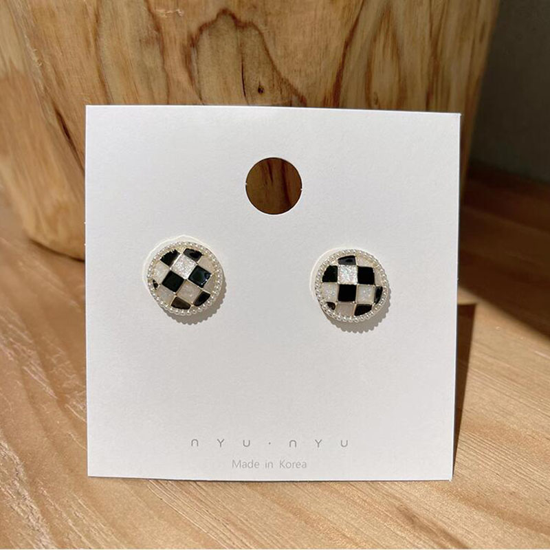 Fashion Black And White Chessboard Plaid Round Pearl Ear Stud Female Alloy Earrings display picture 2